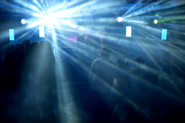 ragazzi ballano in una discoteca illuminati dai faretti