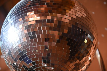 palla rotante che riflette le luci in discoteca