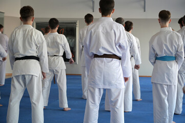 giovani karateki sul tatami per una lezione