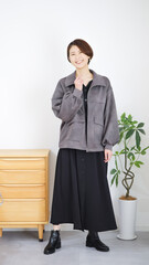 女性の秋冬ファッションコーディネート全身（縦向き）