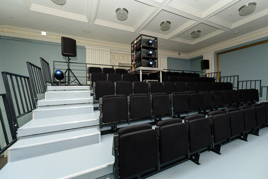silent conference venue equipped with advanced av systems and structured seating arrangement