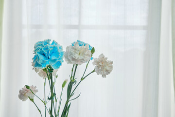 窓際の穏やかな光と綺麗な生花