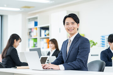 オフィスで働く若いビジネスマン