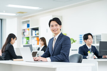 オフィスで働く若いビジネスマン
