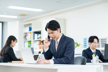 オフィスで働く若いビジネスマン