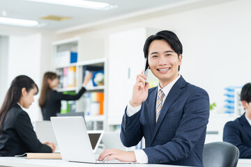 オフィスで働く若いビジネスマン