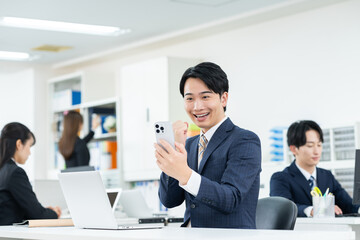 Fototapeta premium オフィスで働く若いビジネスマン
