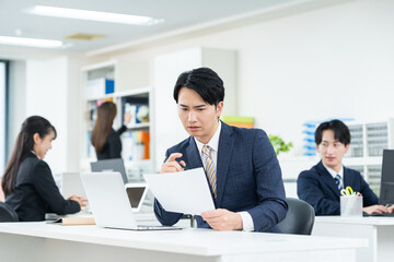 オフィスで働く若いビジネスマン
