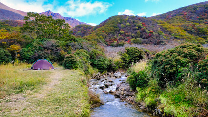 秋の山にテントを設定する風景