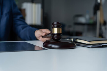 Lawyer give suggestions to client and signing contact