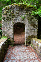 Obraz premium Old stone arch on walkway over river