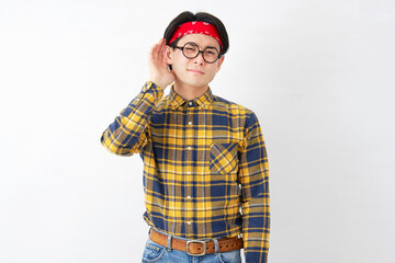 アキバ系の男性　耳に手を当てて聴く　白背景