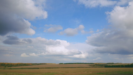 Obraz premium A serene landscape showcasing natures beauty under a clear blue sky with fluffy clouds