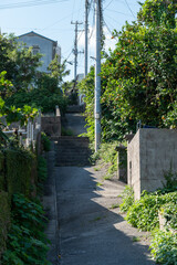 路地裏の街並みと細い上り坂の道