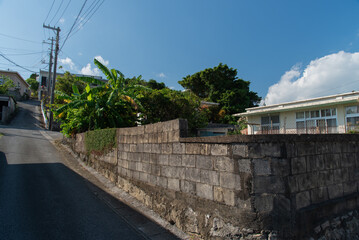 田舎の路地裏の街並みと上り坂の道