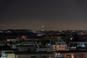 三日月の見える街の夜景