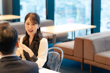 ロビーで笑顔で会話するカップル