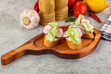 Bruschetta with soft cheese and cucumber