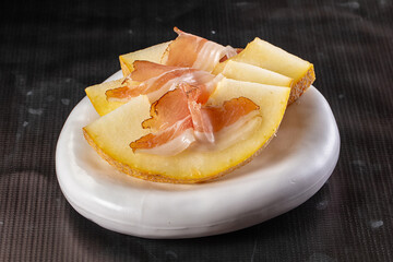 Slised sweet melon with Jamon
