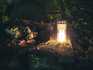 stary cmentarz w nocy podczas Wszystkich Świętych