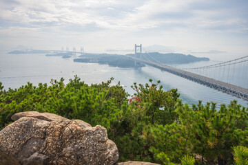 Fototapeta premium 日本の瀬戸大橋のとても美しい秋の風景