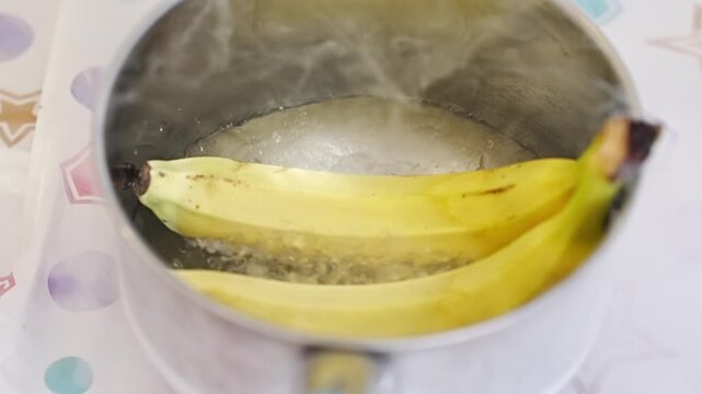 Boiling bananas for a unique recipe at home