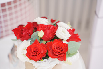 Fototapeta premium Beautiful arrangement of red and white roses in a vase