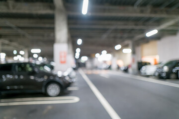 Fototapeta premium 無人の駐車場デフォーカス背景｜企業広告・交通・安全テーマに使える素材