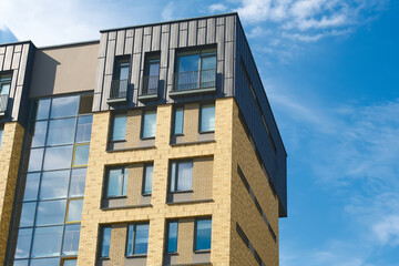 Obraz premium Residential building with distinctive architecture under a clear blue sky in a bustling urban environment