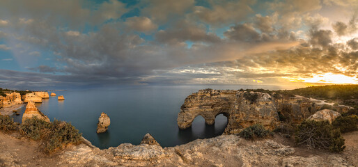 Rocher de l'éléphant dans le sud du Portugal en Algarve.	