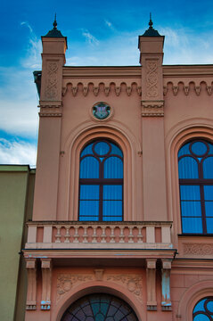 Strzelce Krajeńskie (niem. Friedeberg in der Neumark) &ndash; zabytkowy ratusz z r&oacute;żową fasadą z łukowymi oknami, ozdobnymi detalami i balkonem.