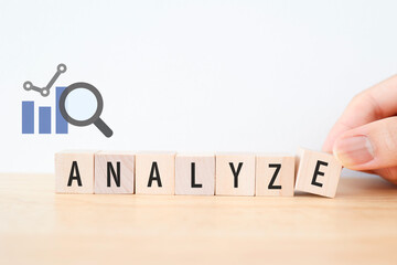 データを分析するイメージ。統計グラフとANALYZEの概念写真。