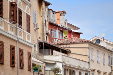 Naklejka premium windows in old town of Rovinj with colorful wooden blinds