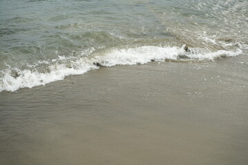 砂浜に打ち寄せる波
