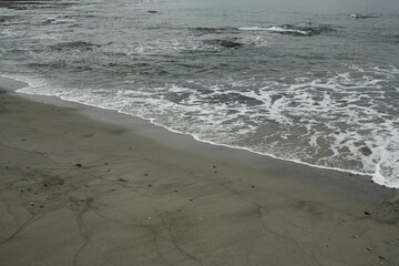 砂浜に打ち寄せる波