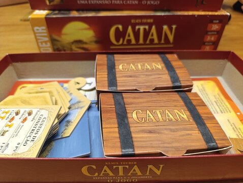 Catan - Jogo de tabuleiro moderno onde os jogadores competem para colonizar uma ilha, construindo estradas, vilas e cidades. O jogo envolve coletar e negociar recursos.