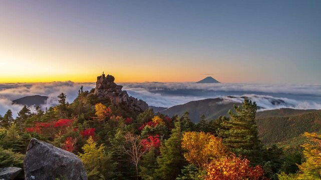 秋の奥秩父山塊天狗峰から紅葉の天狗岩の朝日に輝く天空の剣と朝焼けの富士山Timelapse
