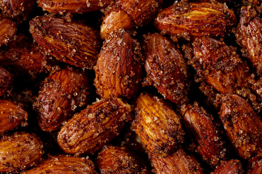 Crispy toasted almonds with garlic and salt