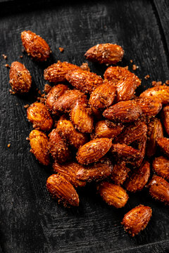 Crispy toasted almonds with garlic and salt