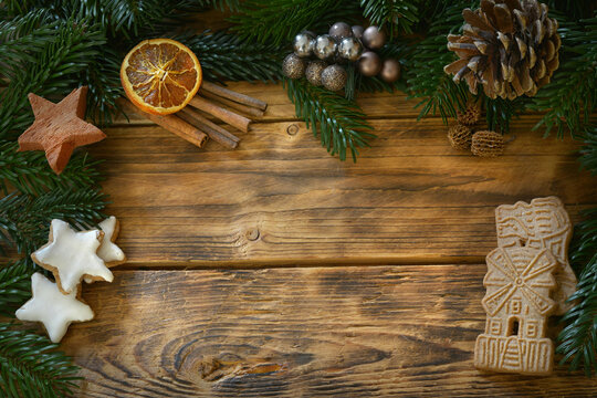 Weihnachtsdeko auf Holztisch