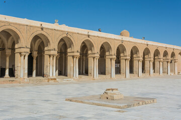 Kolumnada w meczecie w Kairouan-Tunazja