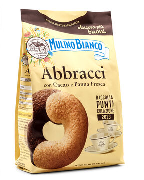 Barilla Mulino Bianco Abbracci con cacao e panna fresca,packet of cocoa and cream biscuits,Italian product on a white background.
