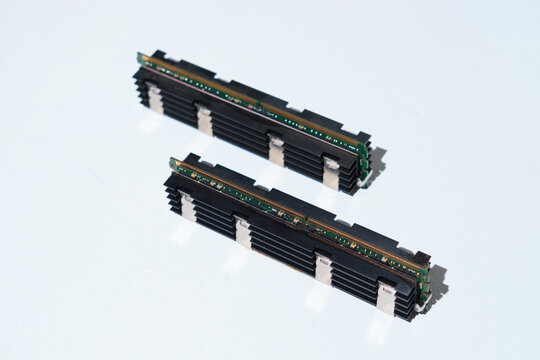 Kent, uk 01.01.2025 2 x Crucial RAM CT12872AP80E 4GB 240 PIN 512mx 72 DDR2 PC2 6 early mac pro. Old legacy ram and memory for older apple computer technology.
