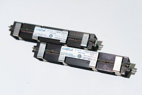 Kent, uk 01.01.2025 2 x Crucial RAM CT12872AP80E 4GB 240 PIN 512mx 72 DDR2 PC2 6 early mac pro. Old legacy ram and memory for older apple computer technology.