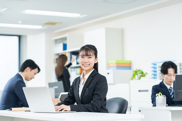 オフィスで働く若いビジネスウーマン