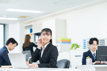 オフィスで働く若いビジネスウーマン