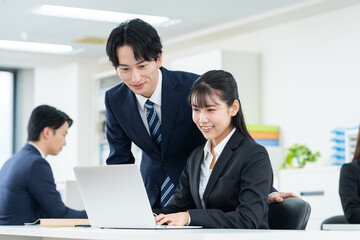 オフィスで働く若いビジネスマン