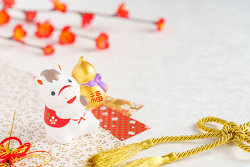 午年の年賀状素材｜金ひょうたんを抱える馬と紅梅