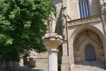 Fototapeta premium Skuptur vor Kirche Domhügel Erfurt