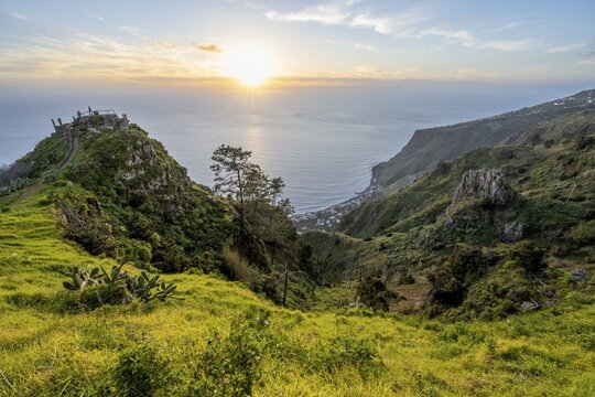 Evening mood, green coastal landscape on a steep cliff, sea and coast, viewpoint Miradouro da Raposeira, Paul do Mar, Madeira, Portugal
